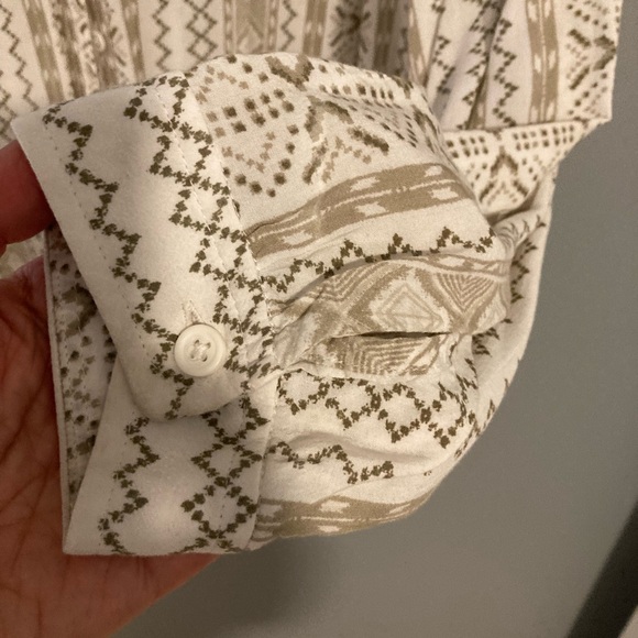 Eddie Bauer size medium woman’s long sleeve blouse.Gorgeous fabric. Like new. - Picture 4 of 4